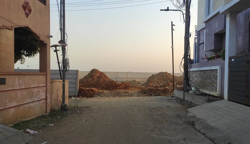 Public access and surface runoff to Madambakkam Lake from Greater Kailash Nagar have been cut off due to the construction of the compound wall.
