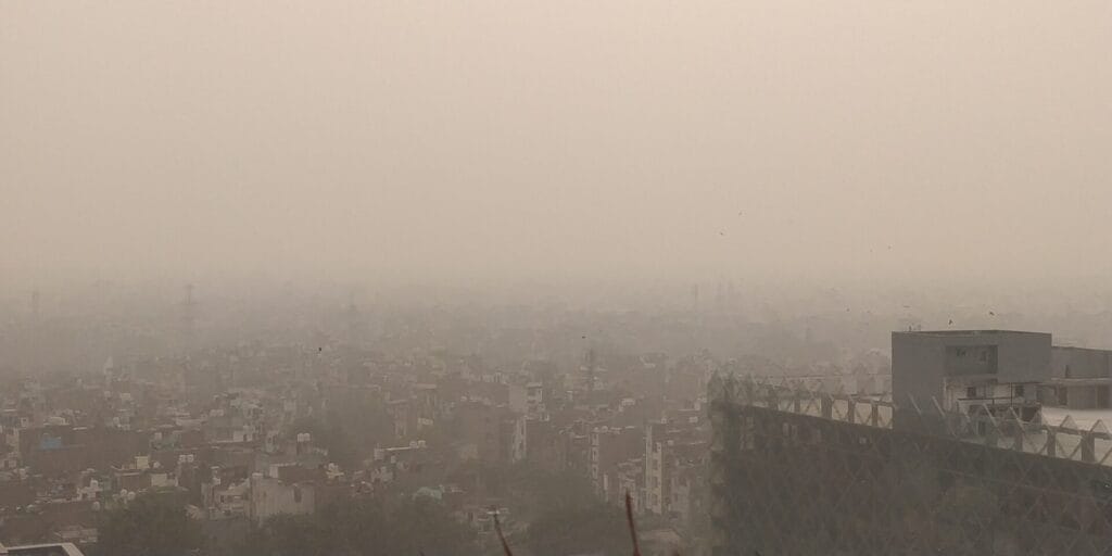 thick smog in Delhi
