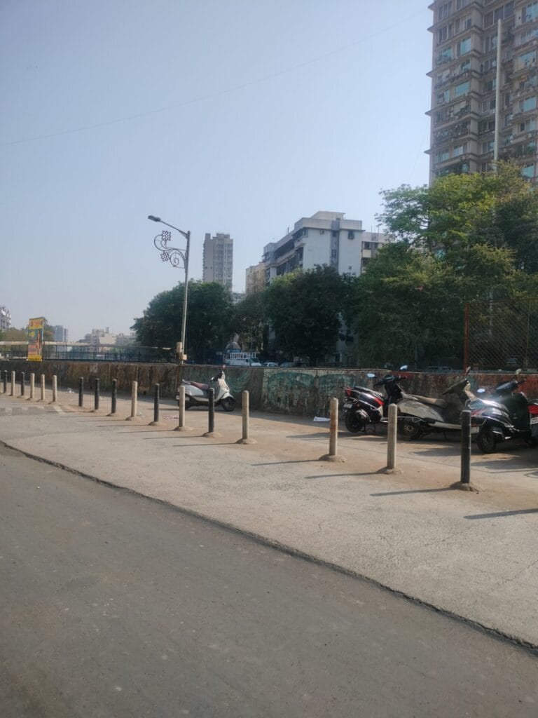 Retaining walls along the Dahisar river