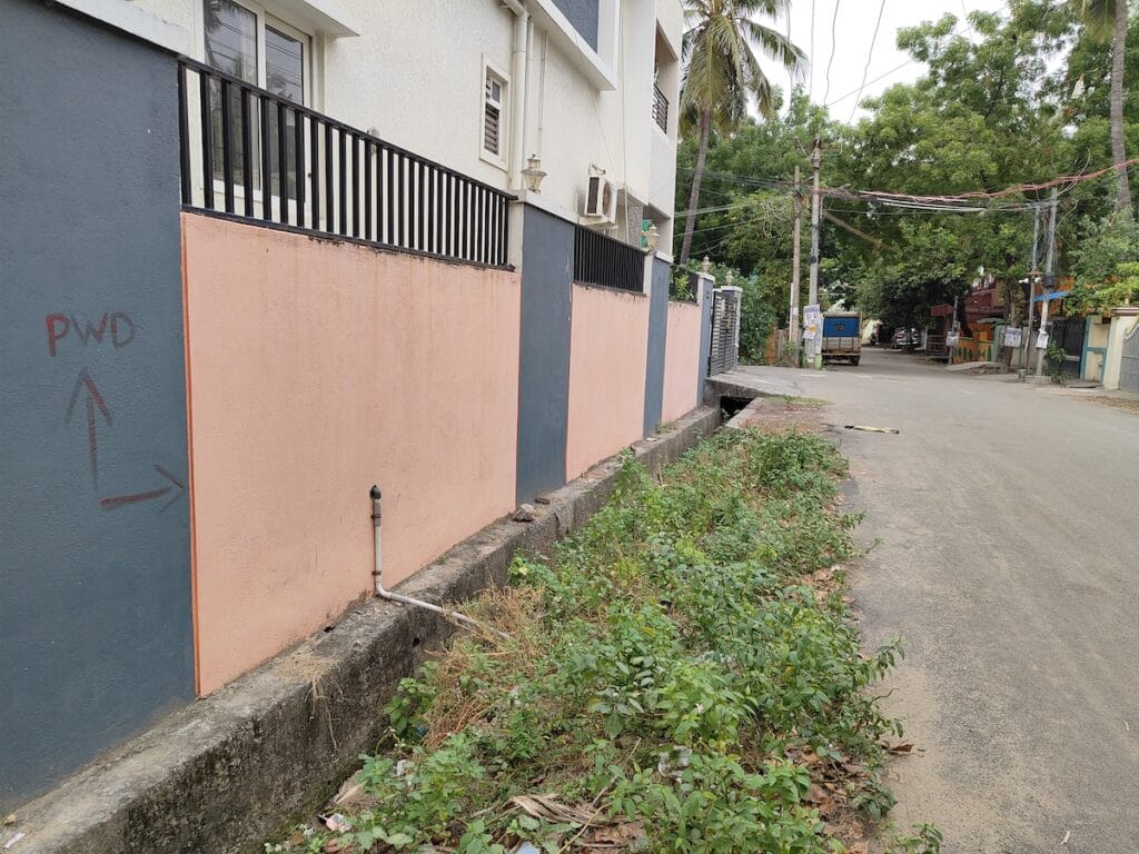 PWD's demarcation of Pallavaram Periya Eri boundaries on a wall of a house.