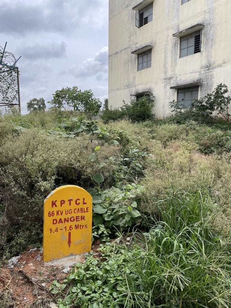 Road marker indicating electrical cabling