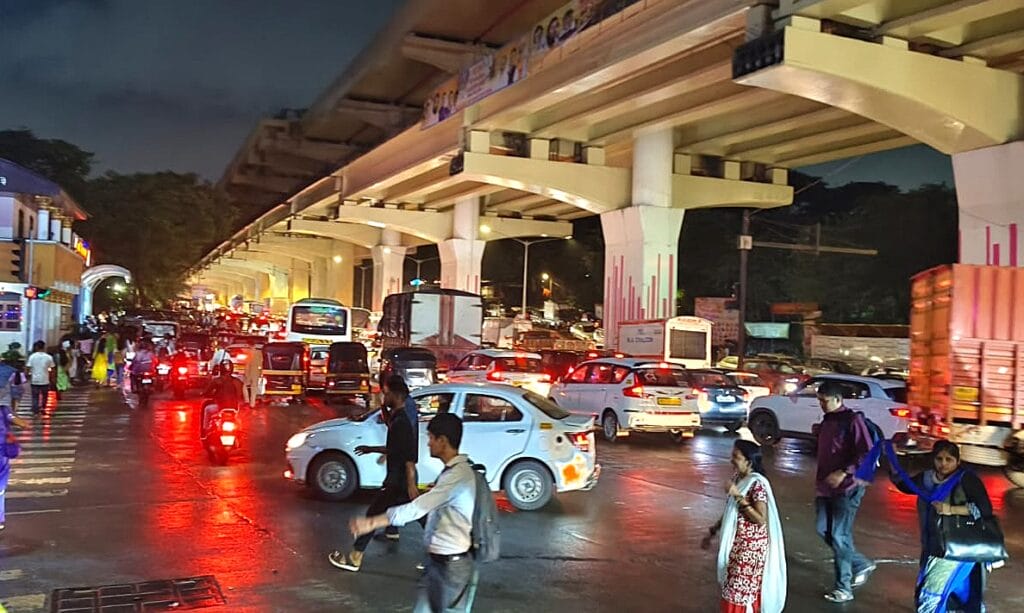 traffic chaos on Mumbai road