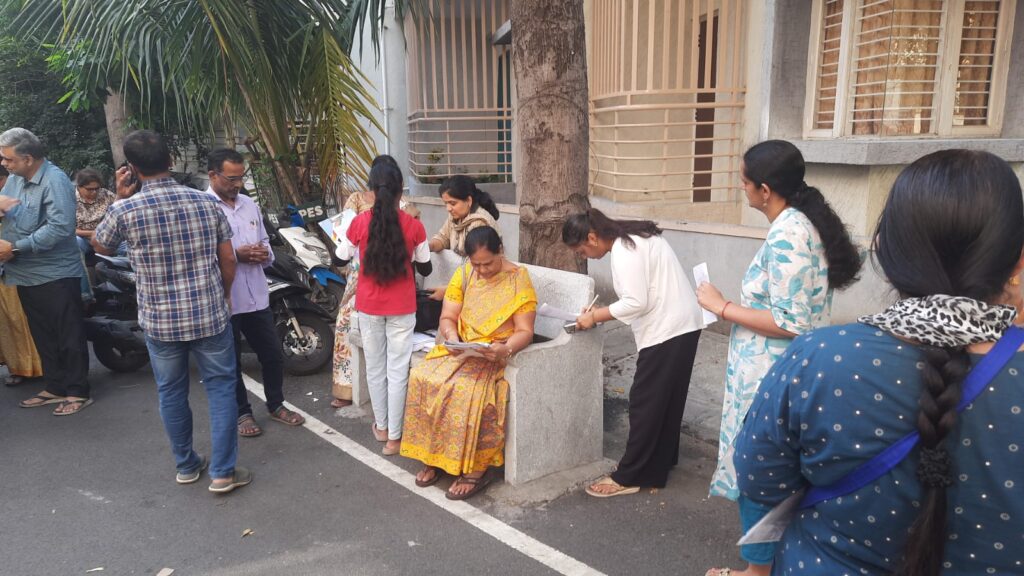volunteers helping with SIR